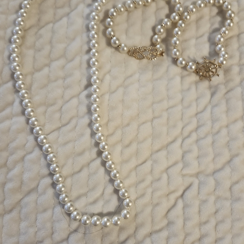 Freshwater pearl set necklace and bracelets